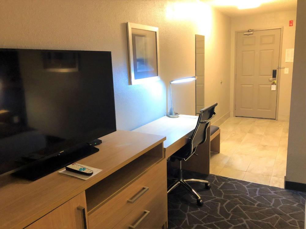 Queen Room - Non-Smoking interior