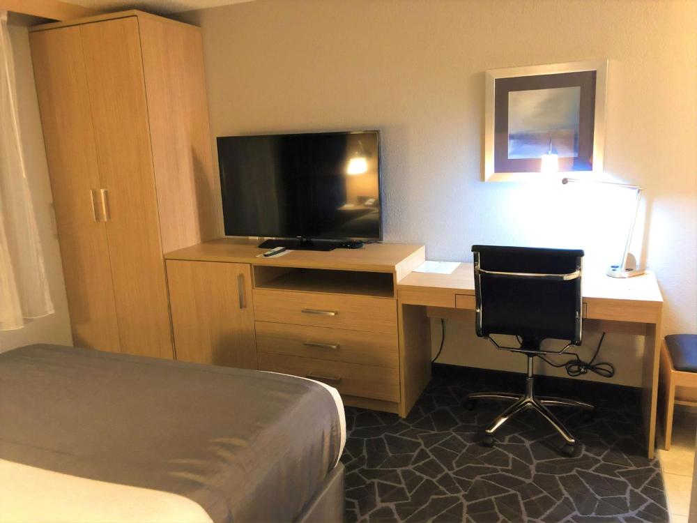King Room - Non-Smoking interior